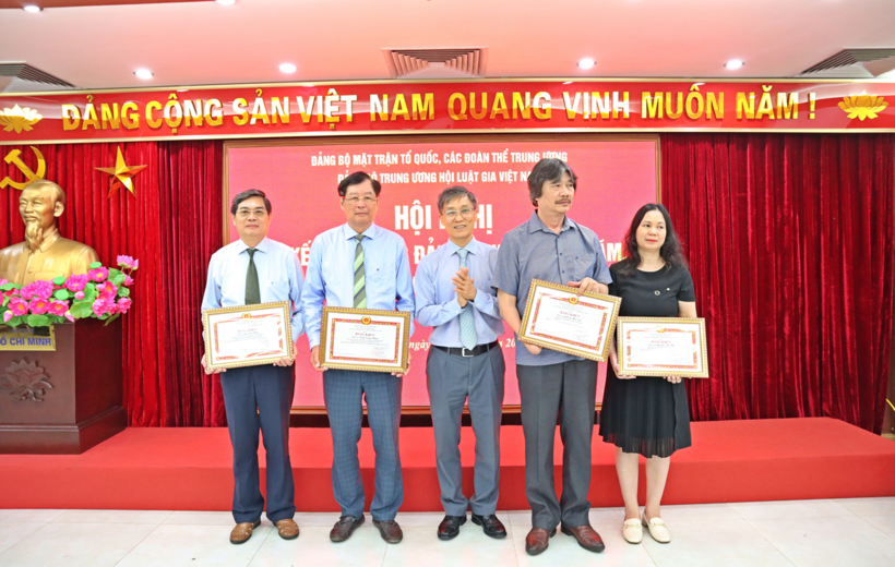 Bí thư Đảng uỷ, Chủ tịch Hội Luật gia Việt Nam Nguyễn Khánh Ngọc trao Bằng khen cho 4 đảng viên hoàn thành xuất sắc nhiệm vụ 5 năm liên tiếp.