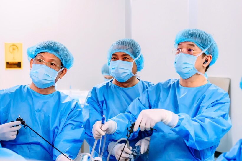PGS.TS.BS Lê Văn Thành và ê-kíp tiến hành phẫu thuật loại bỏ khối u gan cho bệnh nhân