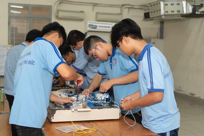 Sinh viên Trường Cao đẳng Kinh tế Kỹ thuật Thủ Đức thực hành trên hệ thống thiết bị chuyên ngành trong quá trình học.