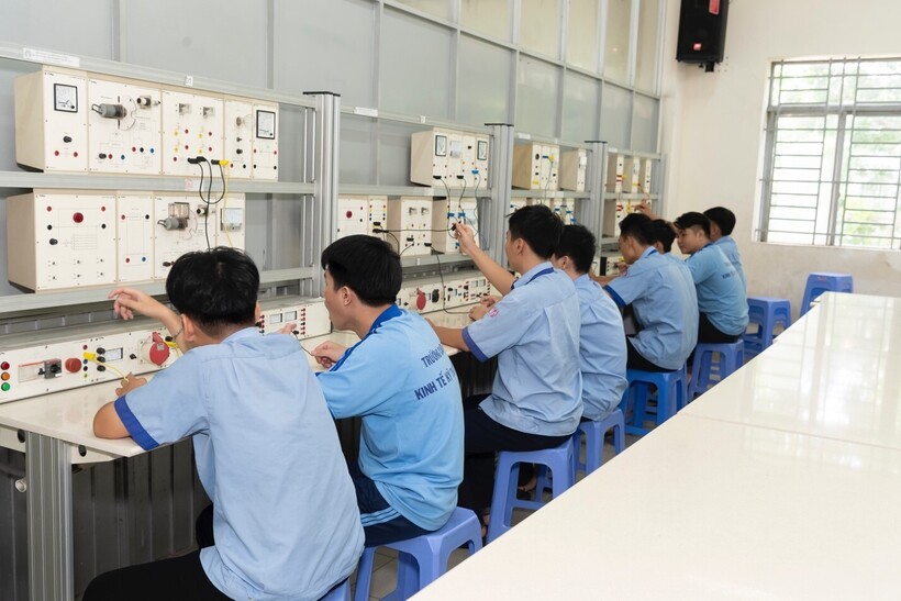 Nhiều ngành kỹ thuật tại trường được đầu tư phòng thực hành nhằm tăng thời lượng học gắn với kỹ năng nghề.