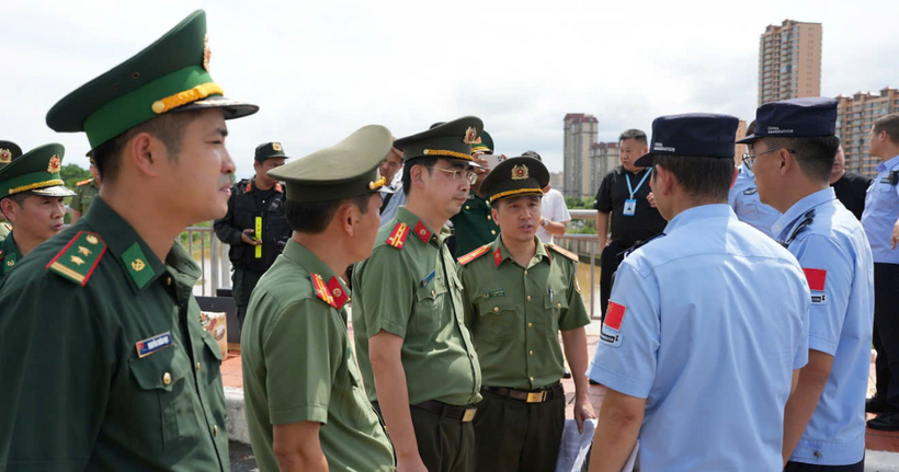 Lãnh đạo Phòng Quản lý xuất nhập cảnh và các đơn vị nghiệp vụ liên quan tổ chức bàn giao các đối tượng. (Ảnh: Công an Quảng Ninh)