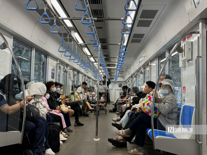 Người dân di chuyển trên tàu Metro số 1, hiện nay TP.HCM đã và đang đầu tư xây dựng tuyến Metro số 2; Metro TP.HCM Thủ Thiêm - Long Thành; Metro TP.HCM - Cần Giờ…