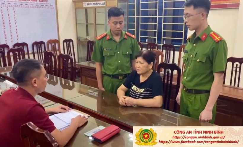 Đối tượng Nguyễn Thị Oanh cùng tang vật tại Cơ quan Công an. Ảnh Công anh tỉnh Ninh Bình.