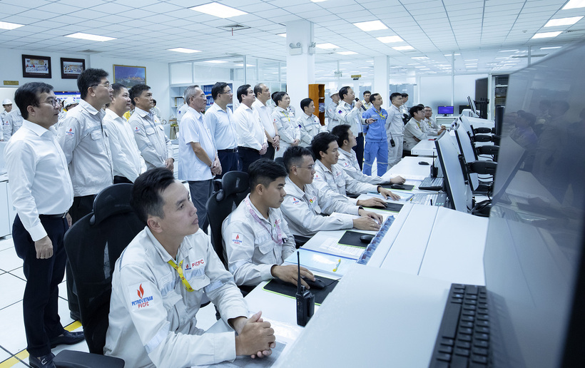 Chuyển đổi số được xác định tiếp tục là một trụ cột quan trọng trong nâng cao hiệu quả hoạt động của Petrovietnam (Ảnh: Các đại biểu tham quan Nhà máy thông minh Đạm Cà Mau)