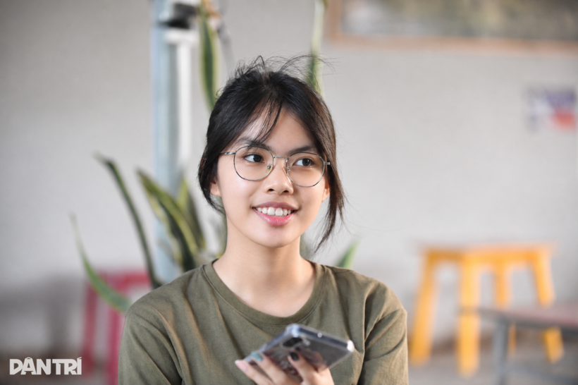 Em Phan Bảo Châu là thủ khoa khối D01 tỉnh Quảng Trị với tổng điểm 27,75 (Ảnh: Tiến Thành).