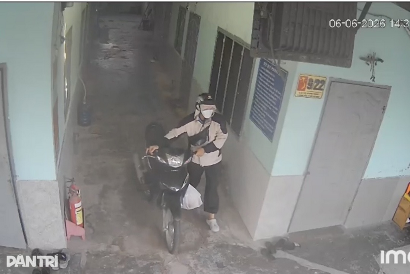 Thời điểm nam MC rời khỏi phòng trọ. Ảnh: Dân trí