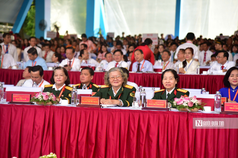 Cùng dự lễ kỷ niệm có nhiều đồng chí nguyên lãnh đạo Đảng, Nhà nước, các đồng chí lão thành cách mạng, cựu chiến binh và đông đảo đại biểu tham dự Lễ kỷ niệm 50 năm Ngày thành phố Sài Gòn - Gia Định vinh dự mang tên Chủ tịch Hồ Chí Minh.