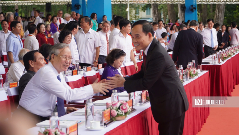 Về phía Tp.HCM, có Bí thư Thành ủy Tp.HCM Trần Lưu Quang và Thường trực, Ban Thường vụ Thành ủy; lãnh đạo HĐND, UBND, Ủy ban Mặt trận Tổ quốc Việt Nam,...