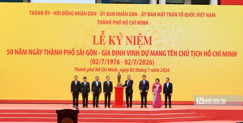 Thay mặt lãnh đạo Đảng, Nhà nước, Tổng Bí thư, Chủ tịch nước Tô Lâm trao tặng Đảng bộ, chính quyền và Nhân dân Tp.HCM tượng Chủ tịch Hồ Chí Minh.