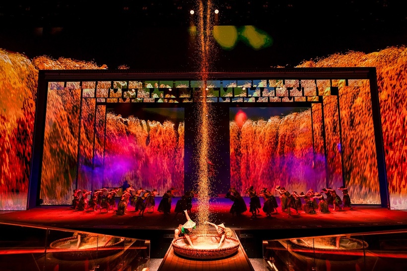 Chương trình được thiết kế theo mô hình Immersive Theatre (sân khấu nhập vai), kết hợp đồng thời 12 công nghệ và hiệu ứng trình diễn, tạo nên trải nghiệm thị giác đa tầng cho khán giả.
