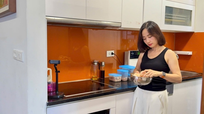 Chị Hoàng Nhung (phường Từ Liêm, Hà Nội) luôn trăn trở để có bữa cơm ngon, an toàn cho sức khỏe cả gia đình. Ảnh: NVCC.