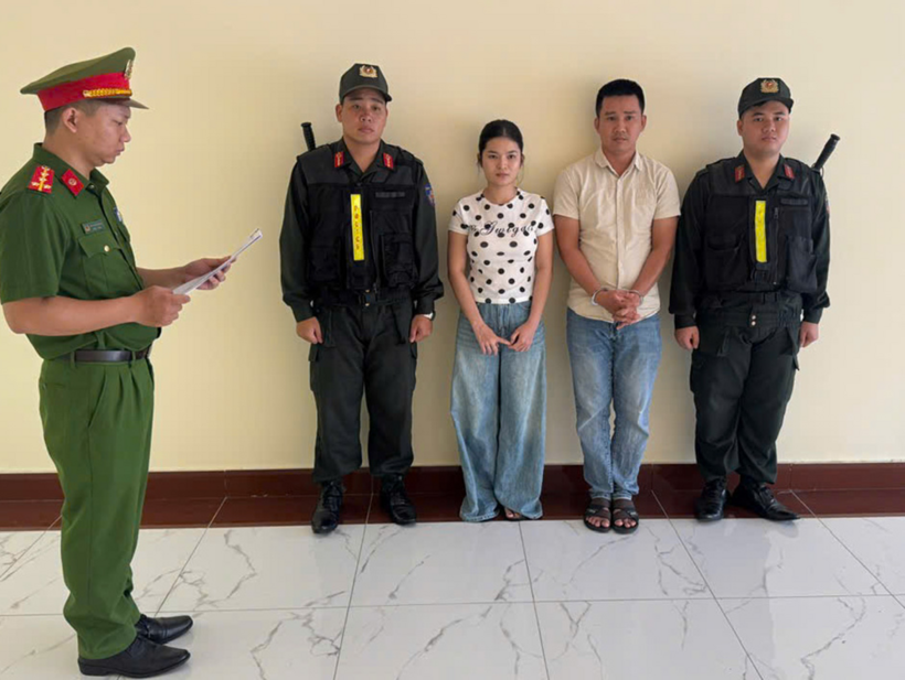 Công an tống đạt các quyết định và lệnh đối với Phan Thị Hà Ly, Nguyễn Đức Đạo. (Ảnh: Công an TP.HCM)