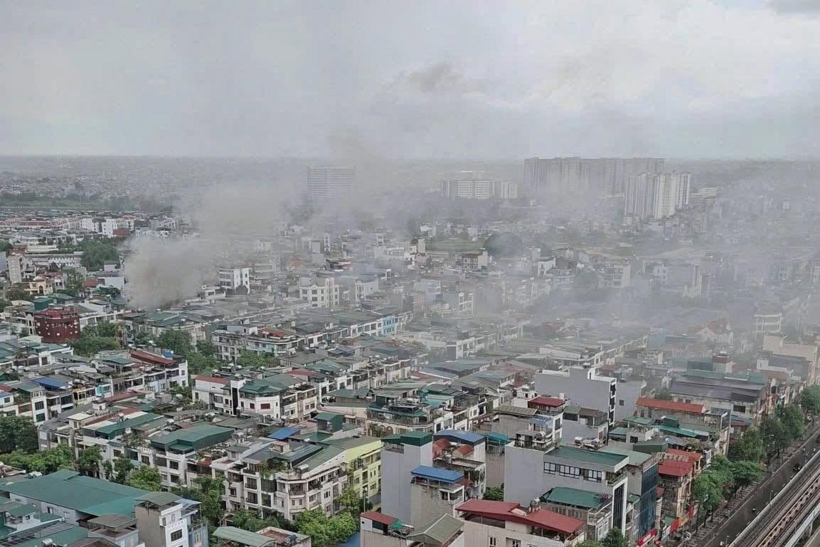 Cột khói bốc lên từ vụ cháy. Ảnh: Vietnamnet