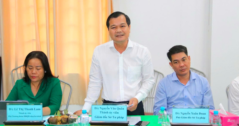 Các đại biểu đưa ra ý kiến tại buổi khảo sát.