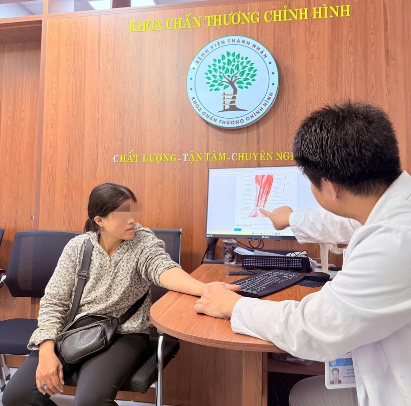 Không bê nổi đồ, không bế được cháu vì căn bệnh nhiều người vẫn nghĩ là "tê tay bình thường". Ảnh: BVCC