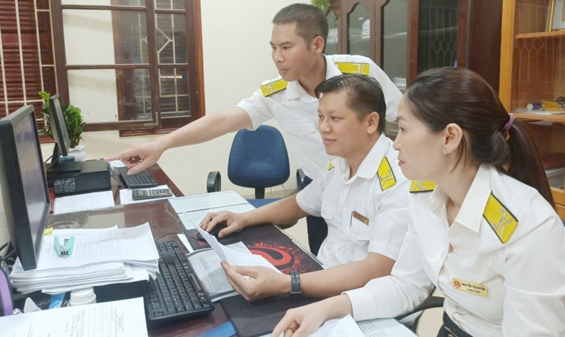 Việc được giảm trừ các khoản chi phí y tế và giáo dục giúp thuế TNCN tiệm cận hơn với thu nhập khả dụng thực tế của người dân. Ảnh: Thuế và Hải quan.