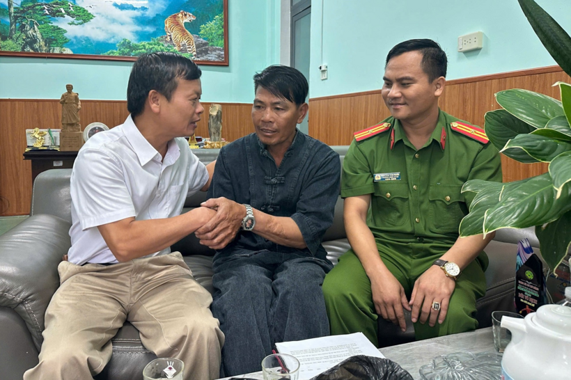Ông Trần Quốc Huy, Chủ tịch UBND xã Tu Mơ Rông (bên trái) thăm hỏi, động viên ông Toán. (Ảnh: VietnamNet)