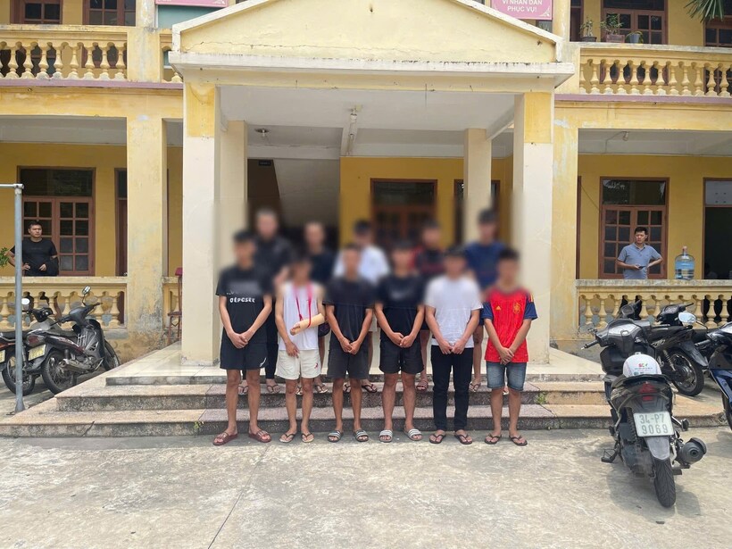 Nhóm thanh thiếu niên điều khiển xe mô tô lạng lách, đánh võng, mang theo hung khí trong quá trình di chuyển. Ảnh Công an thành phố Hải Phòng.