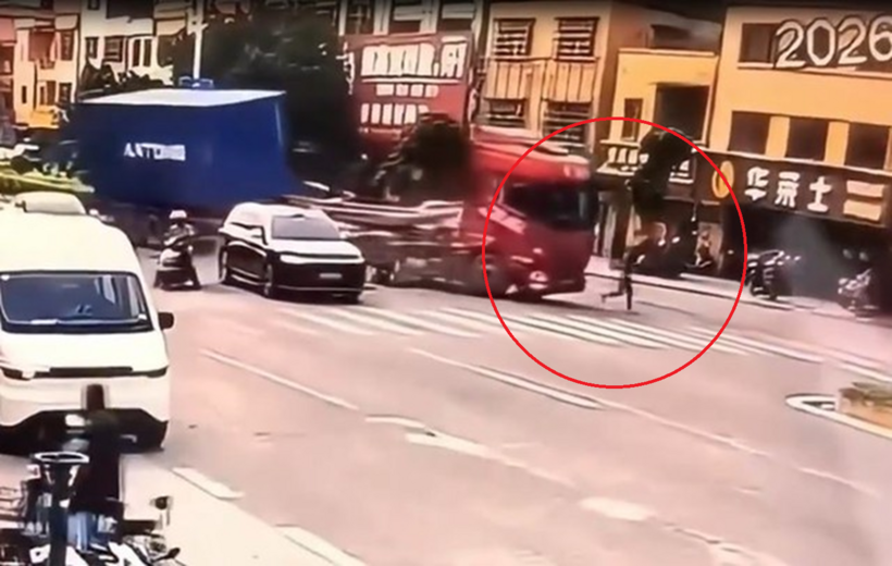 Phát hiện chiếc xe tải mất kiểm soát đang lao thẳng về phía mình, một người đàn ông đã nhanh chóng bỏ lại chiếc xe máy điện bên đường và chạy khỏi hiện trường trong gang tấc.