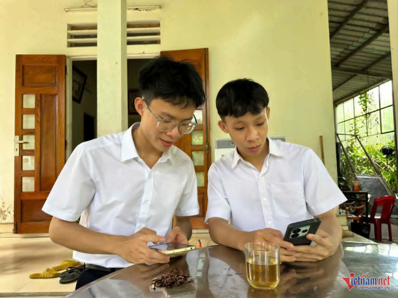 Nguyễn Quang Khải (trái) và Lê Anh Vũ cùng tra cứu điểm thi tốt nghiệp THPT năm 2026. Ảnh: VietNamnet