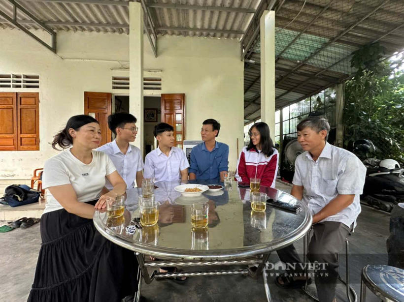 Niềm vui của Khải, Vũ cùng người thân, bạn bè của 2 thủ khoa. Ảnh: Dân Việt