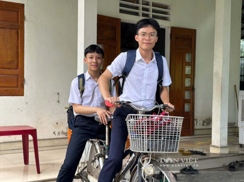 Hai thủ khoa Nguyễn Quang Khải và Lê Anh Vũ đến trường trên chiếc xe đạp cũ suốt 3 năm THPT. Ảnh: Dân Việt