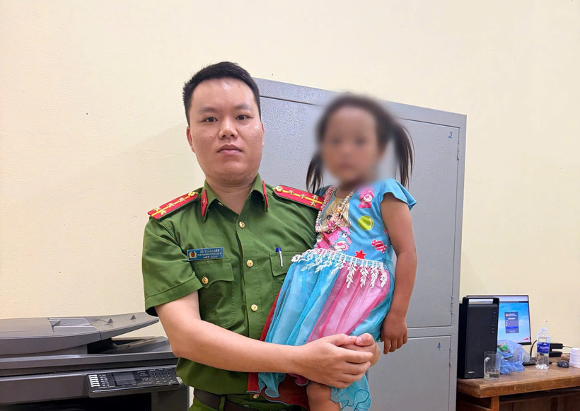 Lực lượng Công an kịp thời giải cứu cháu bé. (Ảnh: Công an Lào Cai)
