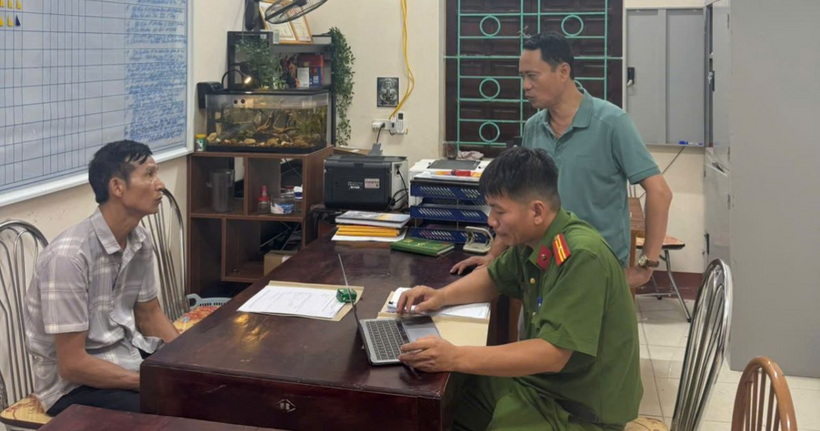 Công an xã Hiền Quan lấy lời khai đối tượng Nguyễn Tiến Bình (áo kẻ xám). (Ảnh: Công an tỉnh Phú Thọ)