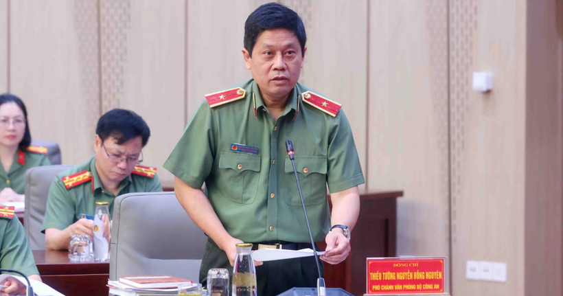 Thiếu tướng Nguyễn Hồng Nguyên, Phó Chánh Văn phòng Bộ Công an, Phó Trưởng ban Thường trực Ban Chỉ huy Phòng thủ dân sự Bộ Công an phát biểu tại Hội nghị.