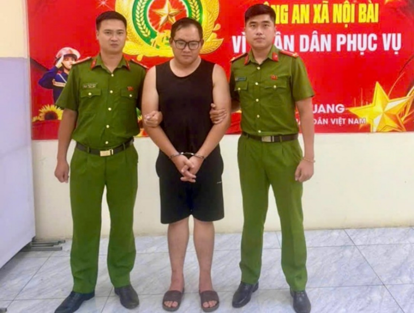 Công an bắt giữ nghi phạm Dũng (áo đen). Ảnh: Công an Hà Nội