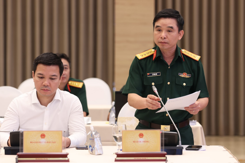 Đại tá Lê Văn Sơn - Phó Cục trưởng Cục Chính sách - Xã hội, Tổng cục Chính trị Quân đội nhân dân Việt Nam, Phó Chánh Văn phòng Ban Chỉ đạo quốc gia trả lời tại họp báo (Ảnh: VGP).