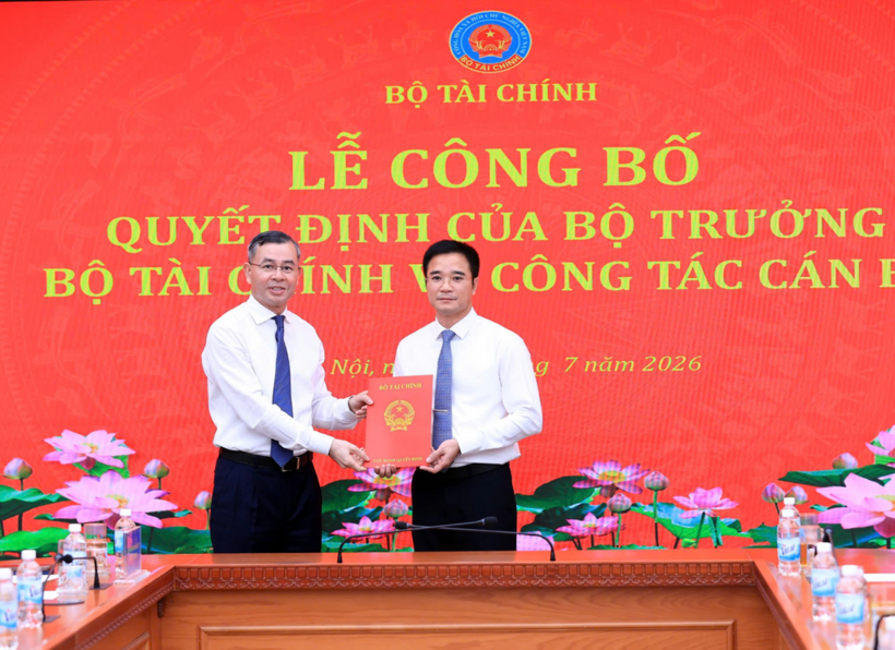 Bộ trưởng Tài chính Ngô Văn Tuấn trao quyết định bổ nhiệm cho ông Vũ Cao Sơn (bên phải). Ảnh: MOF