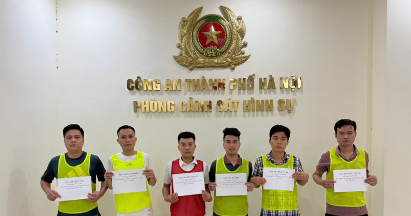 Nhóm đối tượng tại cơ quan công an. (Ảnh: Công an Hà Nội)