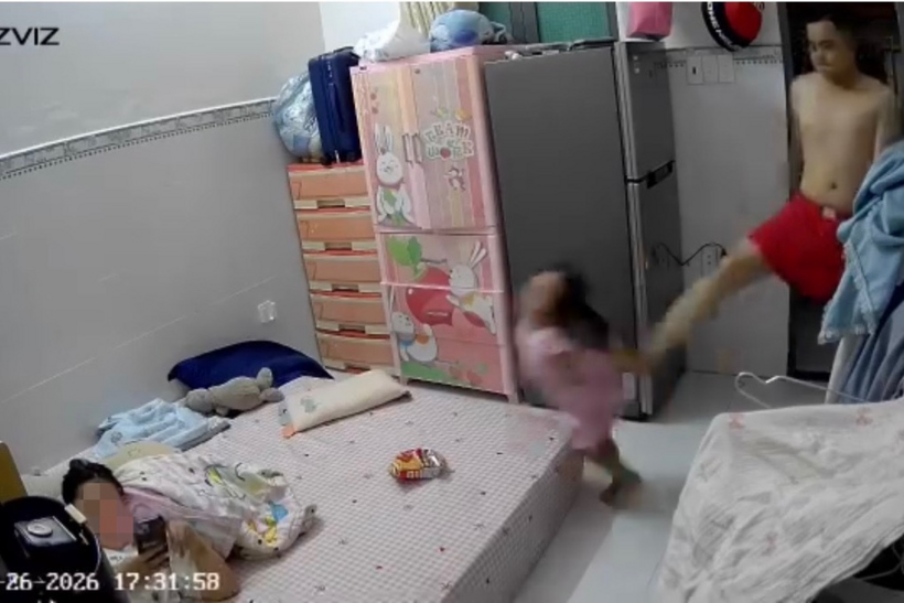 Người đàn ông đạp vào lưng bé gái (Ảnh: Cắt từ clip).