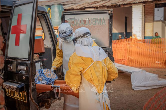 Nhân viên y tế chuyển bệnh nhân Ebola tới trung tâm điều trị ở Mongbwalu, tỉnh Ituri, CHDC Congo. Ảnh: THX/TTXVN phát