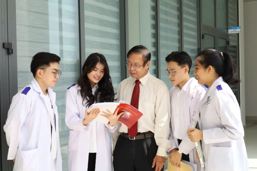 Tổ hợp B00 bao gồm Toán, Hóa học, Sinh học từ lâu đã khẳng định vị thế là tổ hợp truyền thống và quan trọng nhất để xét tuyển vào khối ngành sức khỏe. Ảnh minh họa