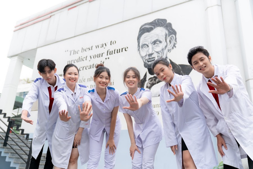 Sự khởi sắc của mặt bằng điểm thi ngay lập tức đặt ra những bài toán mới về điểm chuẩn cho các trường đại học, đặc biệt là nhóm ngành Y Dược có sức cạnh tranh khốc liệt. Ảnh minh họa