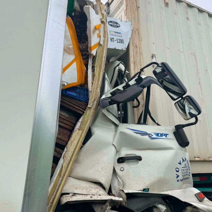 Đầu xe bị hư hỏng nặng. Ảnh: Dân Trí