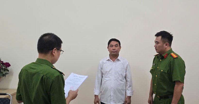 Cơ quan Cảnh sát điều tra Công an tỉnh Phú Thọ tống đạt Quyết định khởi tố bị can đối với Chu Ngọc Bắc. (Ảnh: Công an tỉnh Phú Thọ)