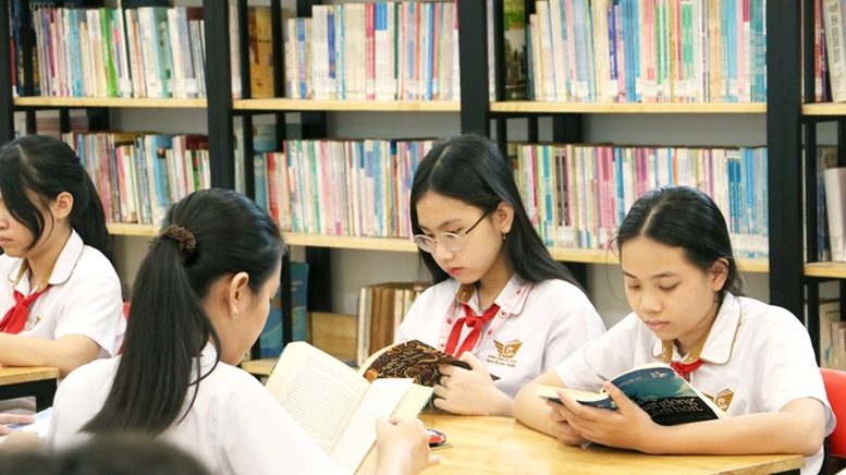 Miễn phí sách giáo khoa giáo dục phổ thông theo mô hình mượn - trả. Ảnh: VGP.