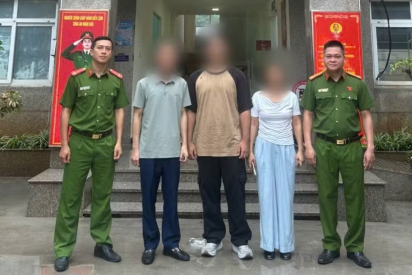 Công an phường Phú Diễn bàn giao anh N.C.Q.M cho gia đình. Ảnh: Công an Hà Nội