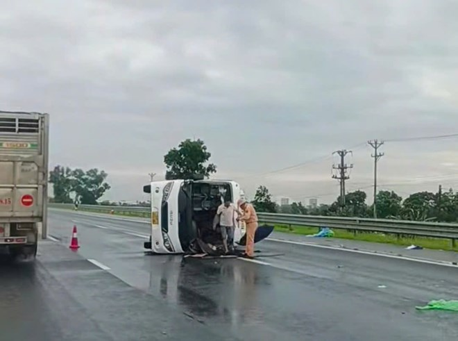 Hiện trường vụ tai nạn. Ảnh cắt từ clip/ Theo báo Lao động.