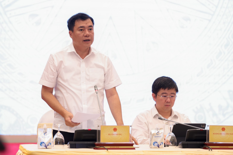 Thứ trưởng Bộ Công Thương Nguyễn Sinh Nhật Tân phát biểu tại họp báo (Ảnh: VGP).