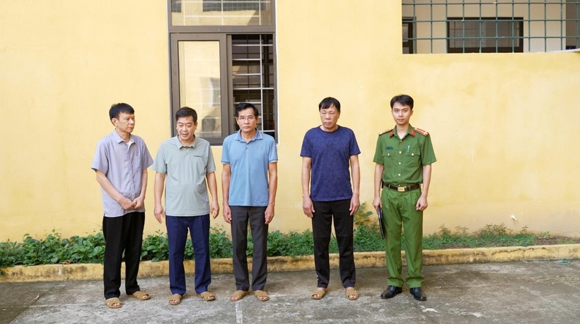 Các đối tượng Nông Quốc Tuấn, Ngô Tiến Đạt, Nguyễn Khoa Long và Phan Văn Trường (từ trái qua phải) tại cơ quan Công an. Ảnh Công an tỉnh Lạng Sơn.