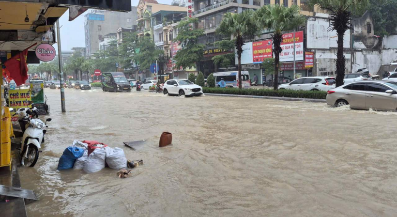 Đường phố Hạ Long thường xuyên ngập lụt do mưa lớn kéo dài. (Ảnh: Lao động)