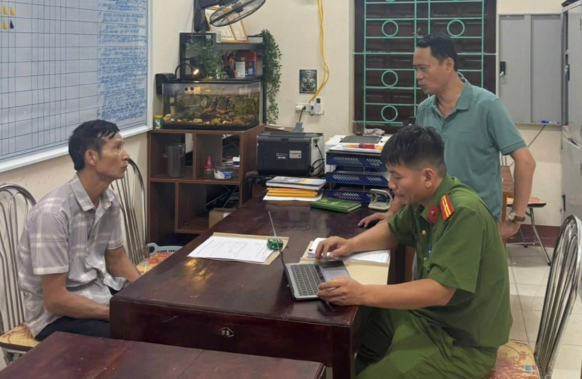 Đối tượng Nguyễn Tiến Bình (bên trái) làm việc với cơ quan công an. (Ảnh: Công an xã Hiền Quan)