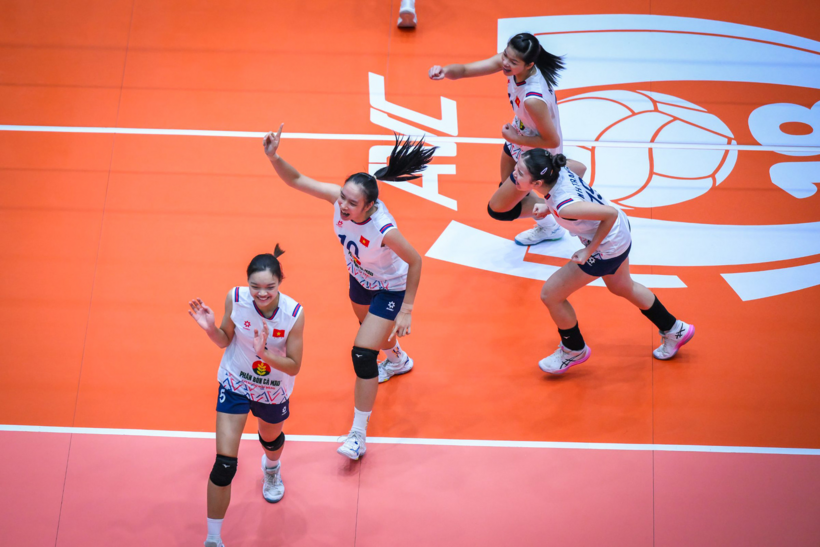 Tuyển bóng chuyền U18 nữ Việt Nam thi đấu cực hay ở set 3, thắng 25/20, nuôi hy vọng lội ngược dòng. (Ảnh: VietnamNet)