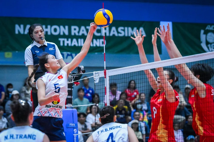 Tuyển bóng chuyền nữ U18 Việt Nam (trái) gây bất ngờ cho đối thủ mạnh Trung Quốc. (Ảnh: AVC)