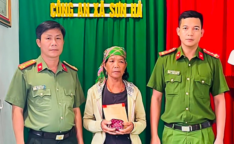 Lực lượng công an trao trả lại tài sản bị đánh rơi cho bà Đinh Thị Hoách. (Ảnh: Công an xã Sơn Hà)