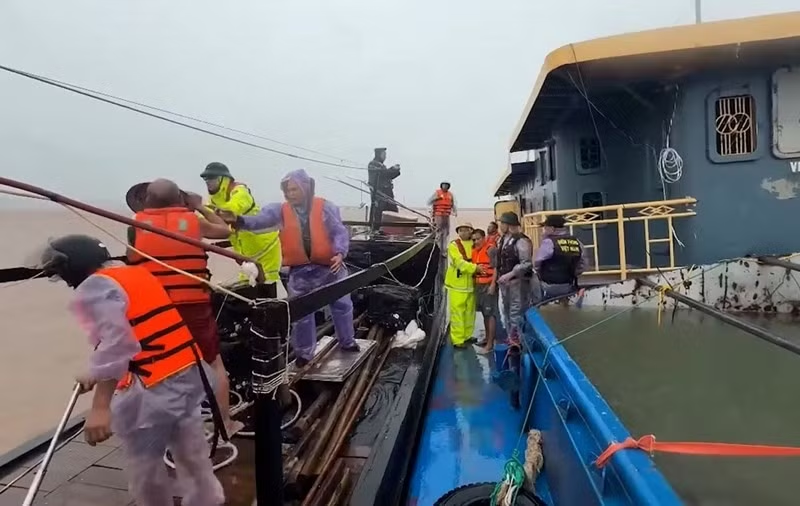 Cứu sống ba thuyền viên bị chìm tàu trong bão ở Móng Cái. Ảnh: Tiền Phong